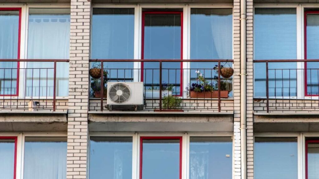 A 76-year-old retiree asks to install air conditioning due to health problems and her community of neighbors refuses because the outdoor unit alters the aesthetics of the building.