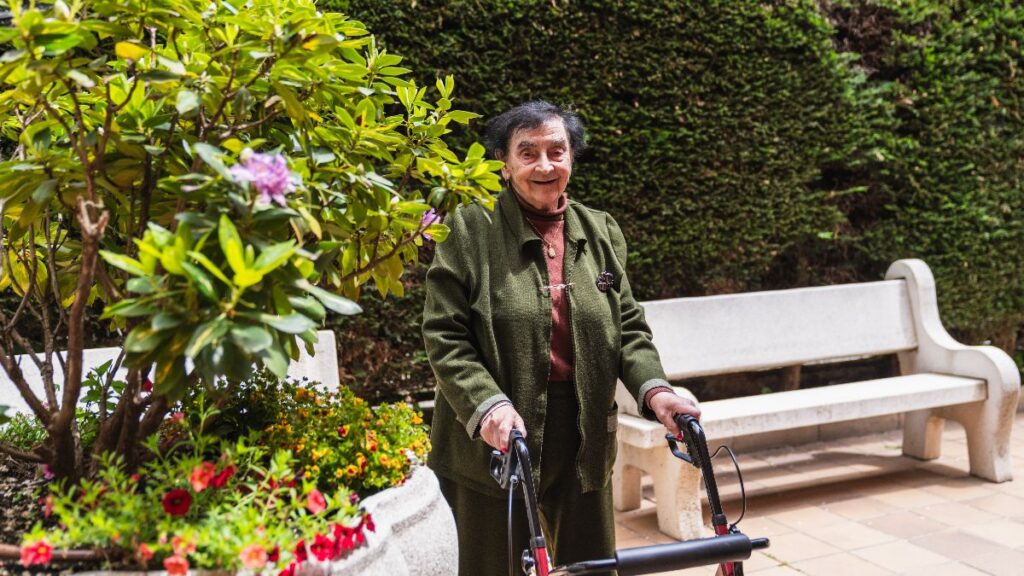 A city council closes access to the garden of an 81-year-old retiree and the Justice grants her the right of way because she had been using it for 59 years