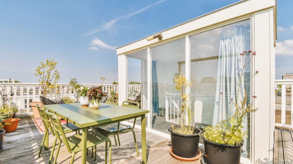 A community of neighbors gets the court to force an owner to remove two enclosures from his terrace to repair the humidity on the floor below