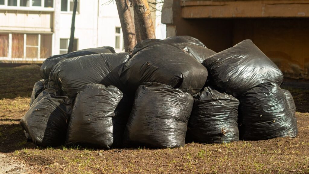 A man accumulates piles of garbage bags in the garden of his house and Justice forces him to pay a fine and all the cleaning costs