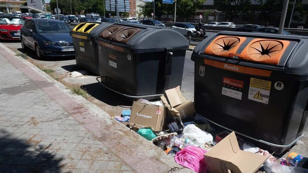 A man is fined 760 euros for throwing an air fryer next to the containers thinking that the garbage service would take it away