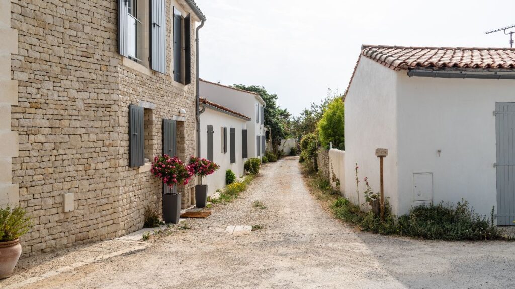 A neighbor refuses to let another with an 82% disability pass through his property and wanted him to access through a slope and a watercourse: Justice forces him to allow passage