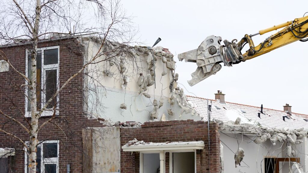 An owner begins to demolish the roof of his home while the squatter sleeps inside and the Justice forces him to compensate him with 2,300 euros