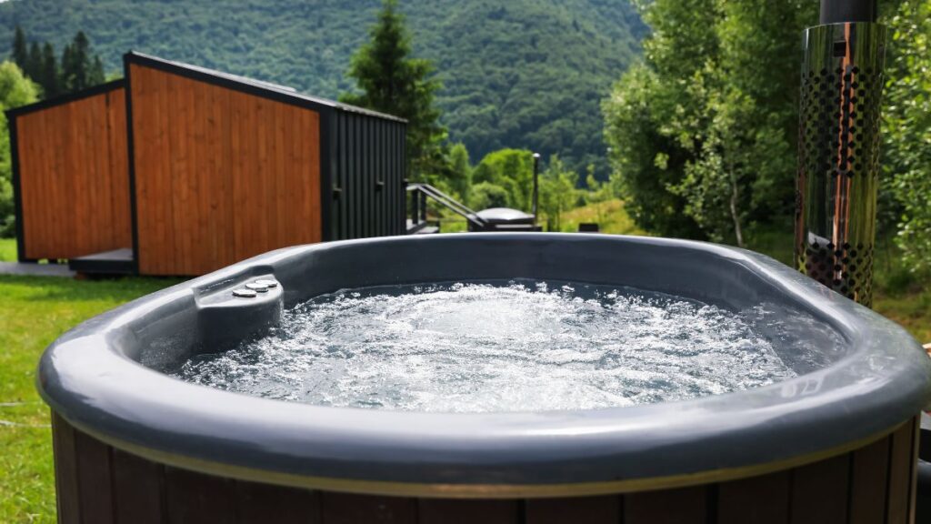 He builds four luxury prefabricated houses with jacuzzi in the garden of his house to rent them and the City Council forces him to demolish them for not having permits