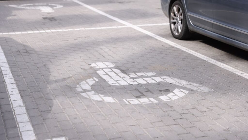 He parks in a space reserved for people with disabilities using his deceased mother-in-law's card and ends up sentenced to pay 416 euros
