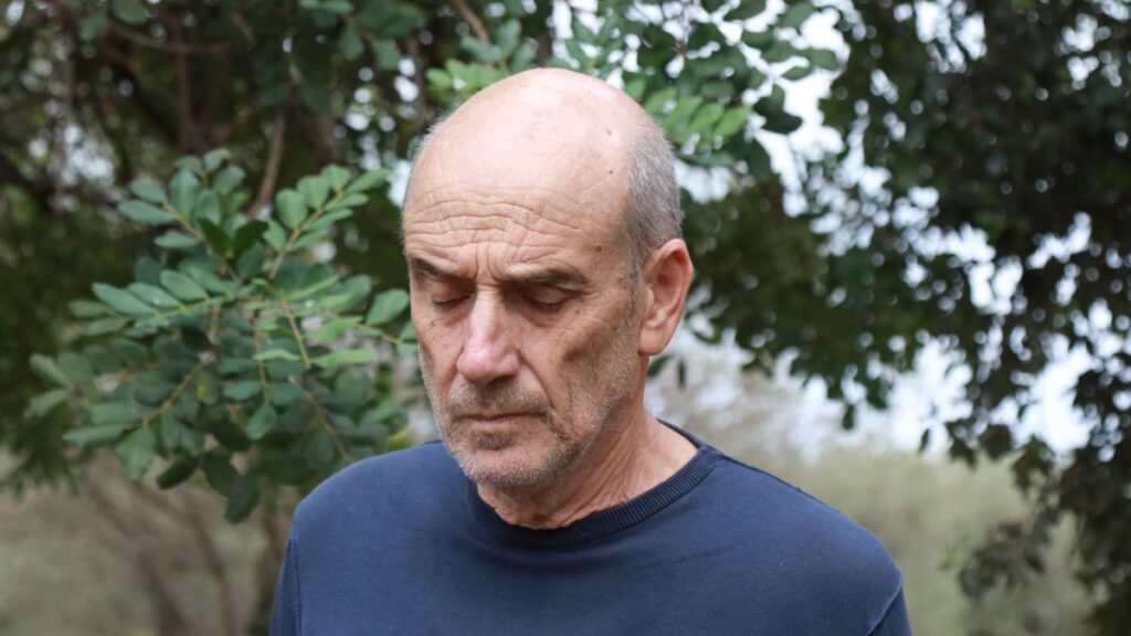 He retires early at the age of 55, he retires with 40 years of contributions and a 40% cut and the court denies lowering it to 30% because his termination was not involuntary