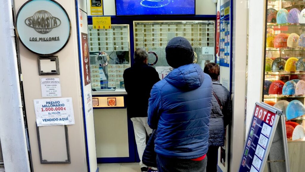 He wins 109,333 euros in the Christmas Lottery with a tenth that his lover gave him and he has to share the money with his ex-wife because they were still in a relationship.