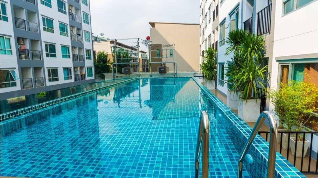 Justice endorses that a community builds a swimming pool in a common area even if some neighbors object and lose part of that space