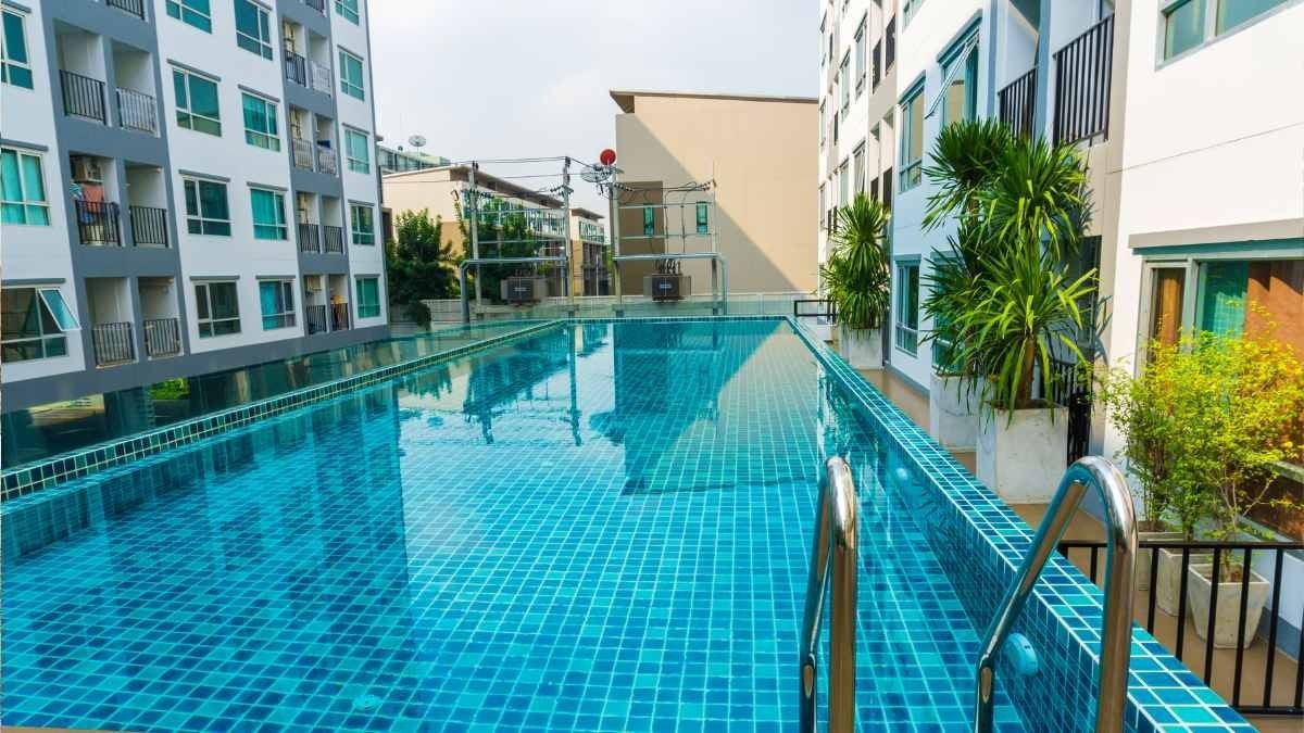 Justice endorses that a community builds a swimming pool in a common area even if some neighbors object and lose part of that space