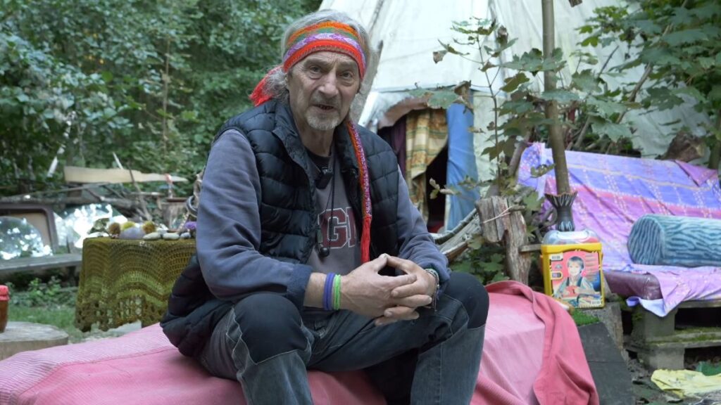 Meco, an insurance agent who has been living in a tent in the countryside for 14 years: “I pick mushrooms, chestnuts and what the forest offers; I almost never go shopping.”