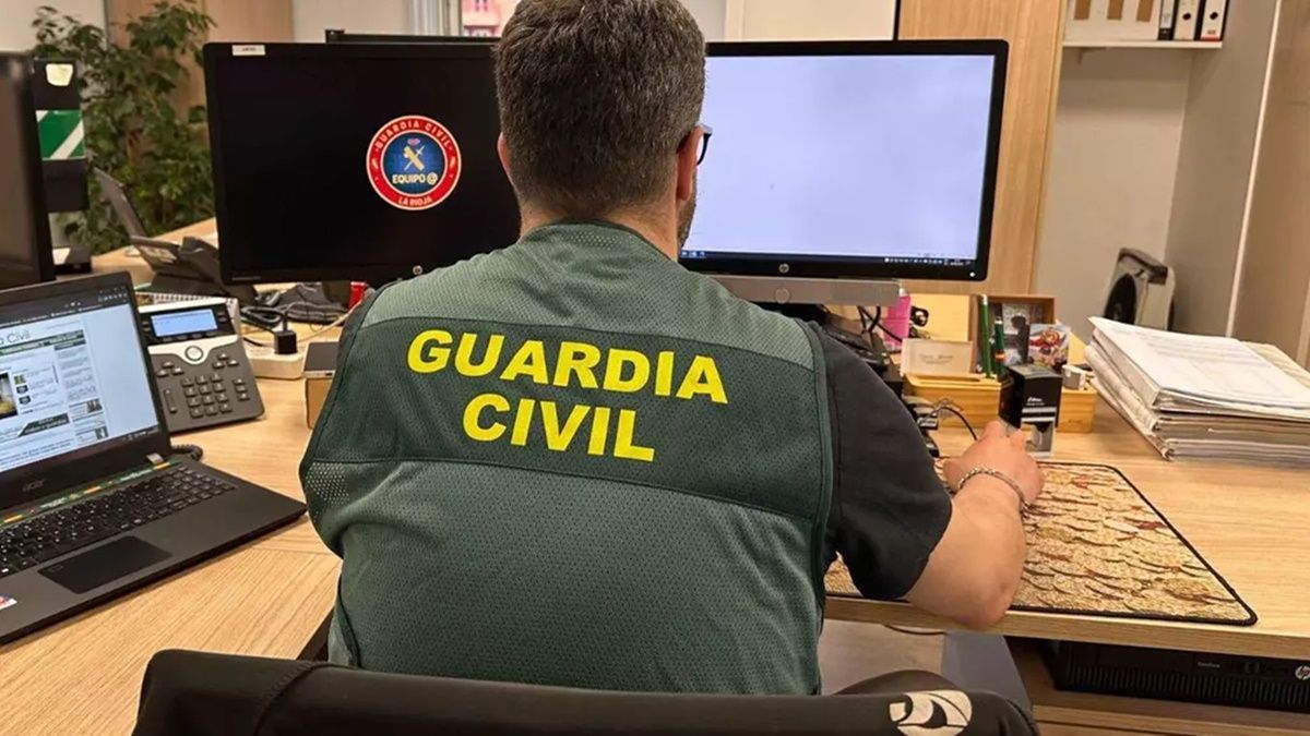 The Civil Guard warns of a scam that impersonates the DGT with false fines: “Do not click on links”