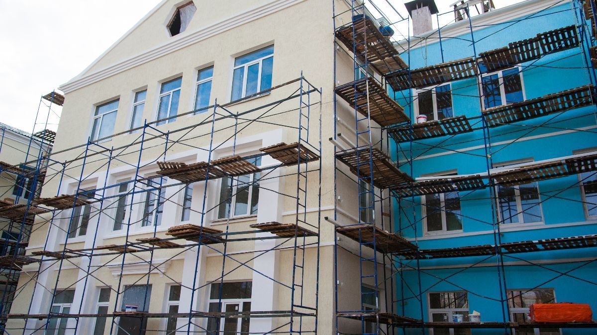 The residents of a building have been living among scaffolding for six years that prevent them from opening the windows and leave their homes without natural light.