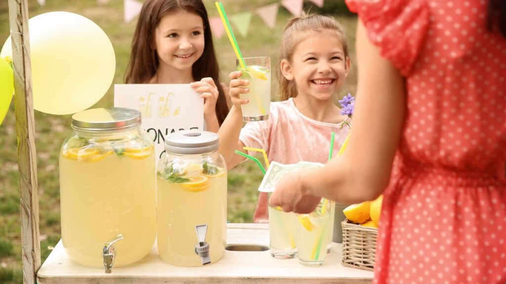 Their children set up a cupcake and lemonade stand in their neighborhood, a neighbor denounces them for selling food without a license and the city council sends them a notice of possible sanctions
