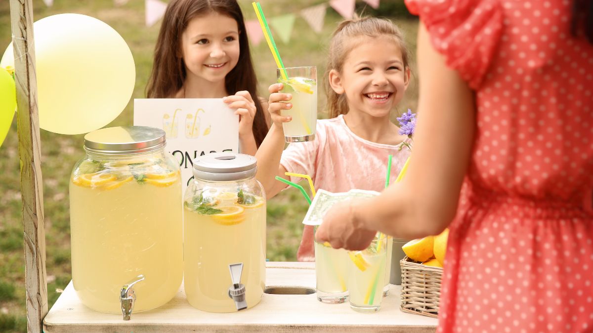 Their children set up a cupcake and lemonade stand in their neighborhood, a neighbor denounces them for selling food without a license and the city council sends them a notice of possible sanctions